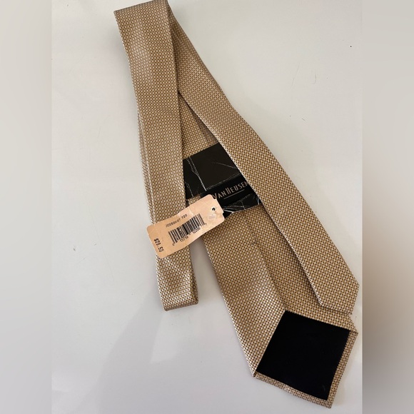Van Heusen Men's Tie NWT 100% Silk gold pattern - Picture 3 of 4